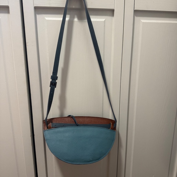 Amulet Crossbody with attached wallet in blue - Picture 4 of 4